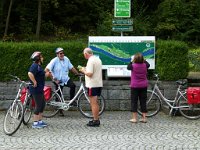 0009  An der Informationstafel treffen wir auf Ursel und Helmut.
