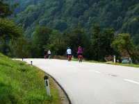 0015  Weiter geht's. Vorn radeln Ulli und Simone.