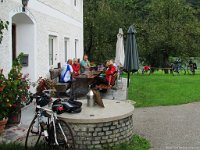 0018  An der Jausenstation koennen wir erste Kontakte knuepfen.