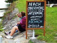 0028  Herbert und Sylvia warten auf die Faehre. Unser Etappenziel Obermuehl liegt auf der anderen Flussseite.