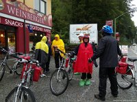 0036  Am naechsten Morgen geht es nach Melk (57 km). Es regnet immer noch. Aber Ursel und Sylvia radeln nun auch mit.