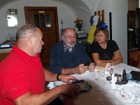 0037  Wie wird das Wetter? Helmut befragt sein Handy.