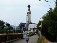 0077  Leiblich gestaerkt radeln wir am Donaukanal entlang zur Schiffsanlegestelle in Nussdorf.