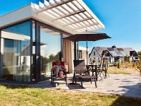 Die Terrasse im Sonnenlicht ist schön.